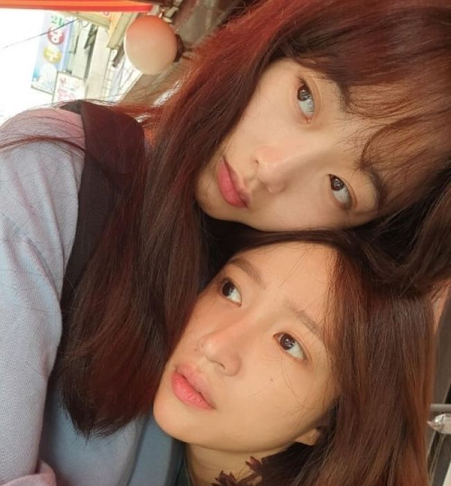 Lee Yoo-mi as seen in a picture that was taken with singer and actress Ahn Hee-yeon