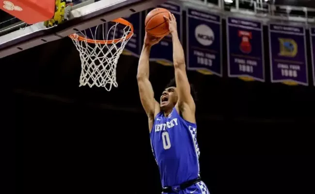 A picture of Jacob Toppin dunking. (Source: courier-journal.com)