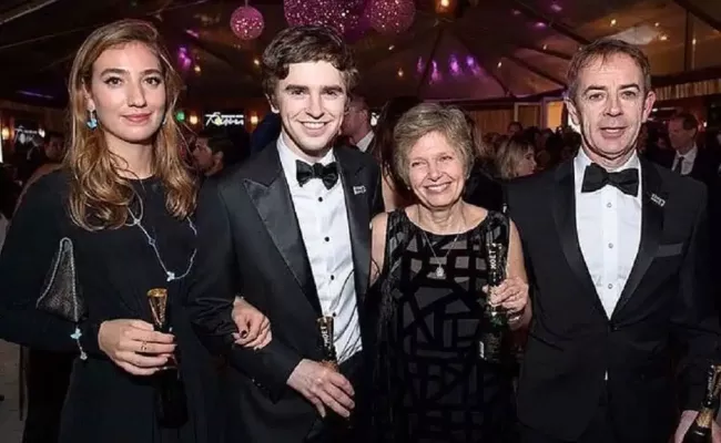Freddie Highmore with his family (source: pinterest)