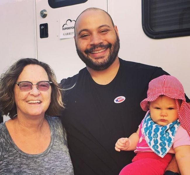 Colton Dunn with his mom and son. (Source: Twitter)