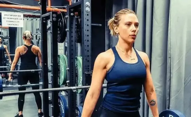 Scarlett Johansson working out in the gym. (Source: Instagram)