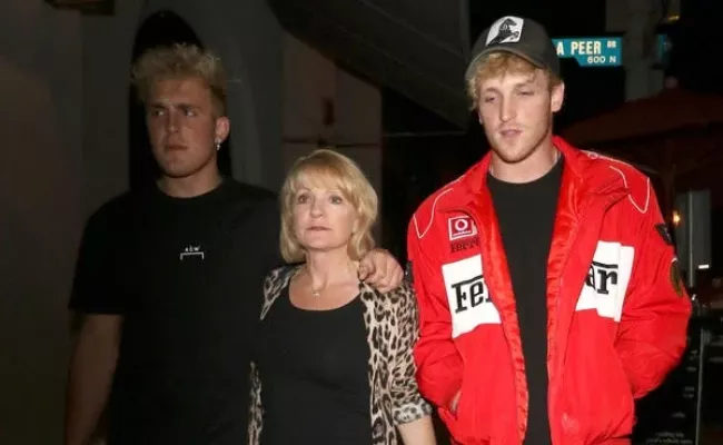 Logan Paul with his mother Pamela Stepnick and brother Jake Paul. (Source: essentiallysports.com)