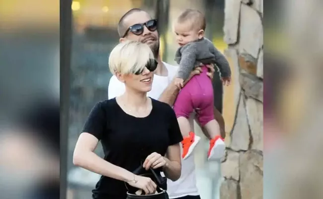 Scarlett Johansson with her husband Colin and kid. (Source: Ok Magazine)