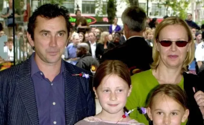 Phil Daniels with his late partner, Jan Stevens, their only daughter, Ella, and Ella’s friend. (Image Source: Mirror)