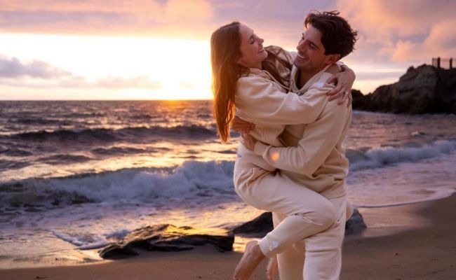Felix Rossi and his wife photoshoot on Laguna beach, California (Source: Instagram)