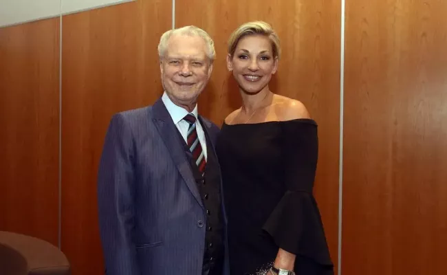David Gold with his younger daughter, Vanessa. (Source: Twitter)