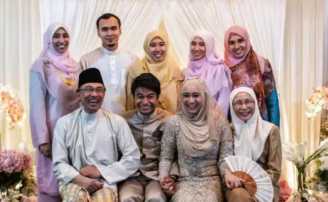 Anwar Ibrahim with his wife and children at one of his daughter’s weddings. (Image Source: Din-Merican)