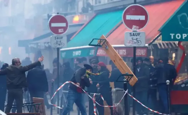 Protestors clash with French police during a demonstration near the Rue d’Enghie(Source:Aljazeera)