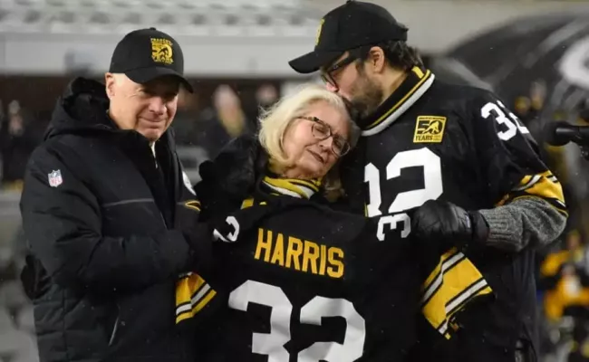 Franco Harris’ widow Dana, center, and son Dok, attend a ceremony to retire Harris’ No. 32 jersey. (Source: sportsnet.ca)
