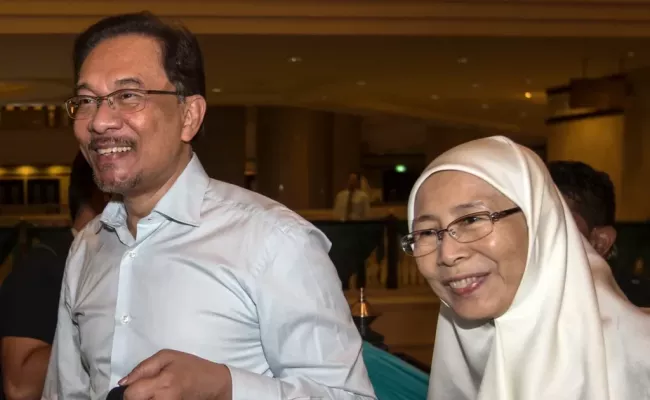Anwar Ibrahim with his wife, Wan Azizah Wan Ismail. (Image Source: The Guardian)