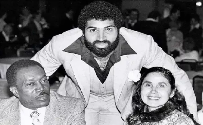 Franco Harris with his father Cad and mother Gina Harris. (Source: sarkarilibrary.in)