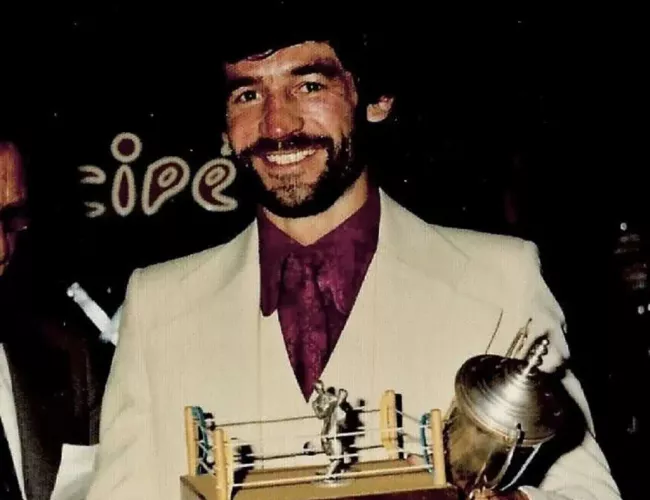 Boxer Ray Fallone proudly holding his trophy. (Source: countypress.co.uk)