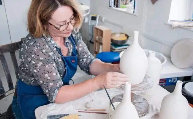 Sadie Soverall’s mother, Carolyn Tripp, making ceramic pots.(Source: Wimbledon Art Fair)