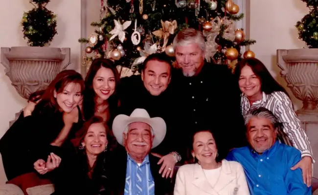Nick Chavez with his big family. (Image Source: Nick Chavez Beverly Hills)