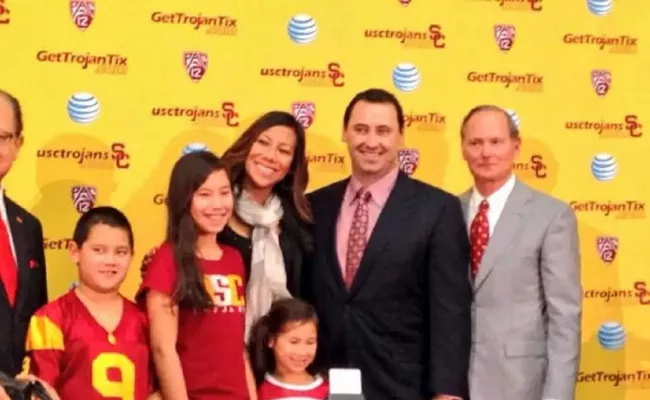 Steve Sarkisian with his kids (Source: Twitter)