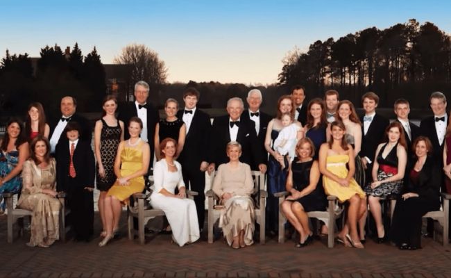 Pat Robertson was photographed with his late wife and their family. (Source: AmoMama)