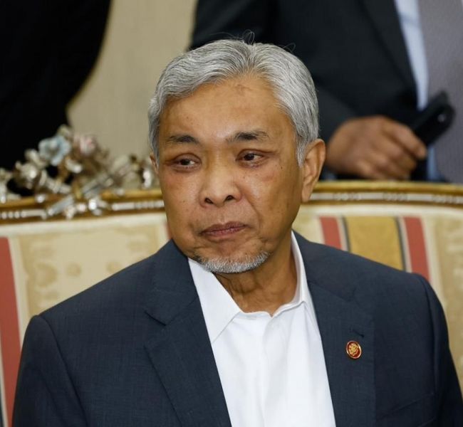 The eyes of Zahid Hamidi have dragged a huge amount of public attention, and many claim that he has done surgery. (Source: Twitter)