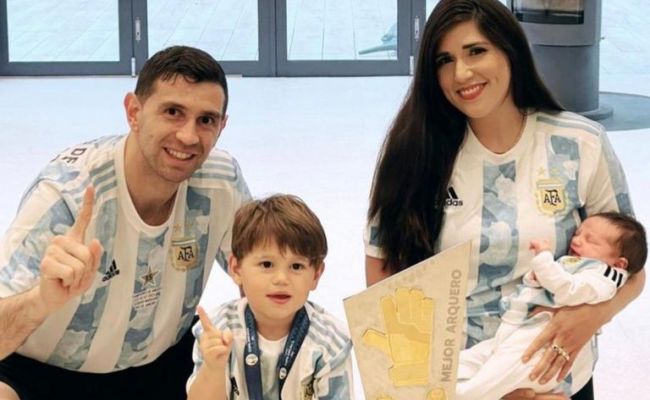 Emiliano Martinez with his wife and kids. Source: ghgossip